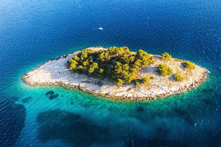 Tips Mengunjungi Pulau di Indonesia