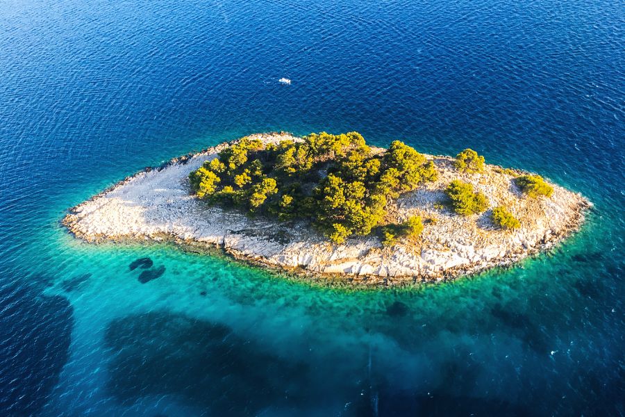 Tips Mengunjungi Pulau di Indonesia